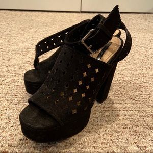 Black Zara cut-outfit pattern + chunky heels